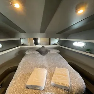  Botel Confortable Yatch